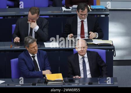 Dr. Robert Habeck, Vizekanzler und Bundesminister für Wirtschaft und Klimaschutz, Bundeskanzler Olaf Scholz, SPD Deutschland, Berlino, Reichstag, Regierungserklärung zum Europäischen Rat *** Dr. Robert Habeck, Vice Cancelliere e Ministro federale dell'economia e della protezione del clima, Cancelliere federale Olaf Scholz, SPD Germania, Berlino, Reichstag, dichiarazione del governo sul Consiglio europeo Foto Stock