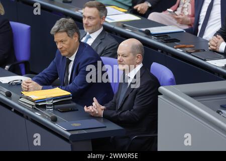 Dr. Robert Habeck, Vizekanzler und Bundesminister für Wirtschaft und Klimaschutz, Bundeskanzler Olaf Scholz, SPD Deutschland, Berlino, Reichstag, Regierungserklärung zum Europäischen Rat *** Dr. Robert Habeck, Vice Cancelliere e Ministro federale dell'economia e della protezione del clima, Cancelliere federale Olaf Scholz, SPD Germania, Berlino, Reichstag, dichiarazione del governo sul Consiglio europeo Foto Stock