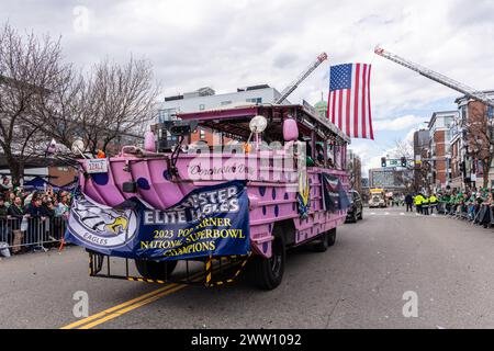Migliaia di persone sono venute per godersi, partecipare e festeggiare alla South Boston Allied War Veterans' South Boston Saint Patrick's Day Parade. Boston, mamma Foto Stock