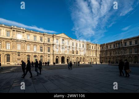 I visitatori passeggiano attraverso l'ala nord di Cour Carrées al Louvre in una giornata limpida. Foto Stock