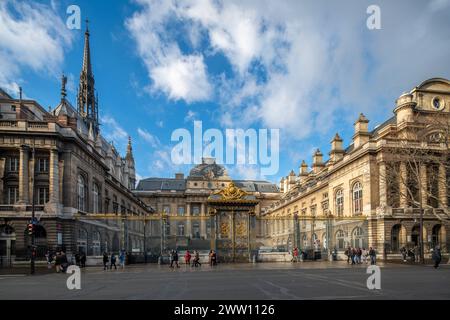 La luce del sole bagna Lutece Street con vista su Sainte Chapelle e Palais de Justice su Île de la Cité. Foto Stock