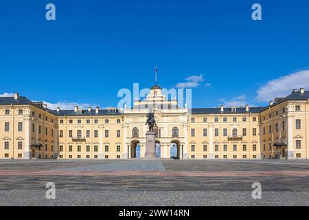 St Pietroburgo, Russia - 26 agosto 2023: Palazzo Konstantinovsky. Complesso statale Palazzo Nazionale dei Congressi. Piazza di fronte al palazzo con monumento a Pietro grande, Strelna, St Pietroburgo, Russia Foto Stock