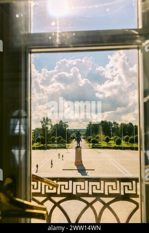 St Pietroburgo, Russia - 26 agosto 2023: Palazzo Konstantinovsky. Complesso statale Palazzo Nazionale dei Congressi. Piazza di fronte al palazzo con monumento a Pietro grande, Strelna, St Pietroburgo, Russia Foto Stock