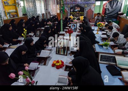 Srinagar, India. 20 marzo 2024. I musulmani kashmiri leggono dal libro sacro islamico Corano in congregazione durante il mese sacro di digiuno del Ramadan a Srinagar. (Foto di Idrees Abbas/SOPA Images/Sipa USA) credito: SIPA USA/Alamy Live News Foto Stock