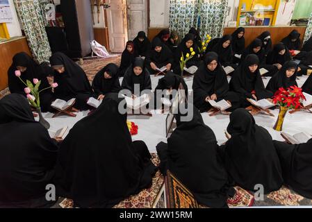 Srinagar, India. 20 marzo 2024. I musulmani kashmiri leggono dal libro sacro islamico Corano in congregazione durante il mese sacro di digiuno del Ramadan a Srinagar. (Foto di Idrees Abbas/SOPA Images/Sipa USA) credito: SIPA USA/Alamy Live News Foto Stock