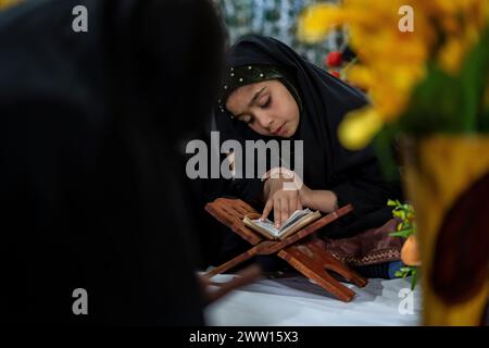 Srinagar, India. 20 marzo 2024. I musulmani kashmiri leggono dal libro sacro islamico Corano in congregazione durante il mese sacro di digiuno del Ramadan a Srinagar. (Foto di Idrees Abbas/SOPA Images/Sipa USA) credito: SIPA USA/Alamy Live News Foto Stock