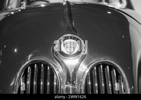 Sparkford.Somerset.Regno Unito.7 gennaio 2024.primo piano del distintivo di Bristol su una Bristol 403 del 1953 presso l'Haynes Motor Museum di Somerset Foto Stock