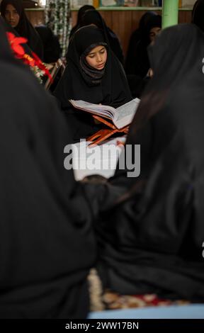 Srinagar, Jammu e Kashmir, India. 20 marzo 2024. Una ragazza musulmana kashmiri viene vista leggere dal libro sacro islamico Corano in congregazione durante il mese sacro di digiuno del Ramadan a Srinagar. (Credit Image: © Idrees Abbas/SOPA Images via ZUMA Press Wire) SOLO PER USO EDITORIALE! Non per USO commerciale! Foto Stock