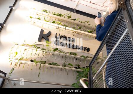 Monaco, Germania. 20 marzo 2024. Carico all'apertura del Future Retail Store Urban Gardeners by Kiefl nella Townhall di Monaco, Germania, il 20 marzo 2024. (Foto di Alexander Pohl/Sipa USA) credito: SIPA USA/Alamy Live News Foto Stock
