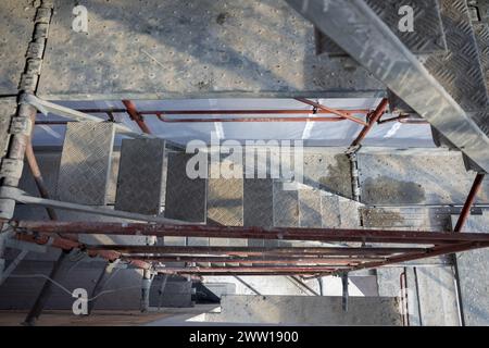 Montaggio del ponteggio in un moderno edificio in costruzione in Svizzera. Foto Stock