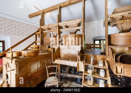 L'interno della storica fattoria e museo del mulino di Modrijan nel parco Postojnska Jama (parco delle grotte di Postumia), Slovenia, Europa centrale e orientale Foto Stock