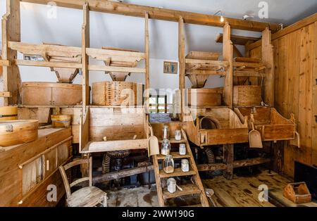 L'interno della storica fattoria e museo del mulino di Modrijan nel parco Postojnska Jama (parco delle grotte di Postumia), Slovenia, Europa centrale e orientale Foto Stock