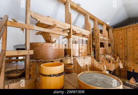 L'interno della storica fattoria e museo del mulino di Modrijan nel parco Postojnska Jama (parco delle grotte di Postumia), Slovenia, Europa centrale e orientale Foto Stock