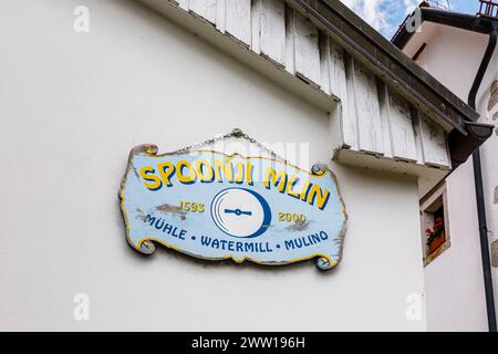 Cartello con il nome presso lo storico mulino Modrijan Homestead sul fiume Pivka nel parco Postojnska Jama (parco delle grotte di Postumia), Slovenia, Europa centrale e orientale Foto Stock