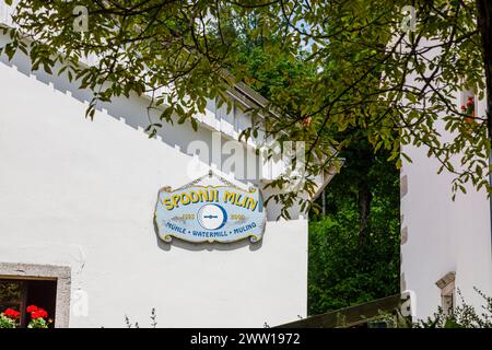 Cartello con il nome presso lo storico mulino Modrijan Homestead sul fiume Pivka nel parco Postojnska Jama (parco delle grotte di Postumia), Slovenia, Europa centrale e orientale Foto Stock