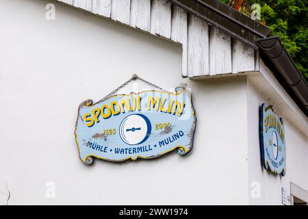 Cartello con il nome presso lo storico mulino Modrijan Homestead sul fiume Pivka nel parco Postojnska Jama (parco delle grotte di Postumia), Slovenia, Europa centrale e orientale Foto Stock