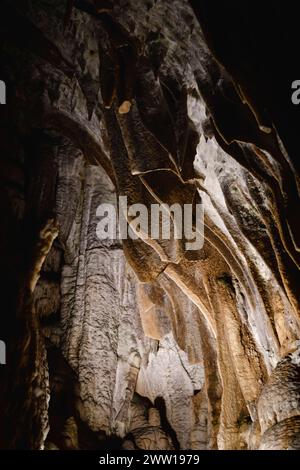 Formazioni rocciose di scialli naturali nelle grotte calcaree di Postojnska Jama (Parco delle grotte di Postumia), Slovenia, Europa centrale e orientale Foto Stock