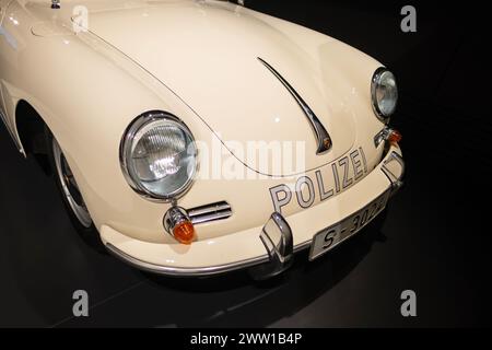 Auto della polizia beige d'epoca Porsche 356 Cabriolet, auto sportiva di lusso retrò azienda austriaca Porsche, auto Oldtimer, stile retrò, mostra Museo Porsc Foto Stock