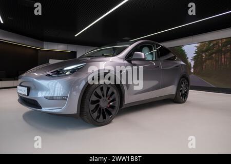 Nuovo modello elettrico grigio tesla y performance quicksilver, settore automobilistico, SUV crossover prodotto da Tesla, EV in Europa, sostenibilità ambientale Foto Stock