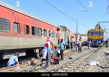 Ajmer, Rajasthan, India. 17 marzo 2024. Quattro pullman del treno superveloce Sabarmati-Agra hanno deragliato vicino alla stazione di Ajmer lunedì mattina, hanno detto i funzionari. Nessuna perdita di vite umane è stata riportata nell'incidente avvenuto intorno all'una di notte, hanno detto, aggiungendo che il treno espresso era in viaggio per Agra. (Credit Image: © Shaukat Ahmed/Pacific Press via ZUMA Press Wire) SOLO PER USO EDITORIALE! Non per USO commerciale! Foto Stock