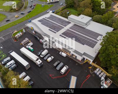 Nuova costruzione del superstore lidl alimentato da pannelli solari. Foto Stock