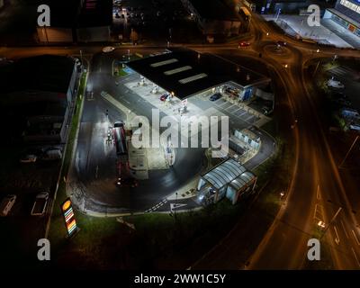 Stazione di servizio Shell in serata. Stazione di servizio attiva 24 ore su 24 per servire i clienti. Foto Stock