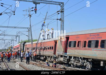 Ajmer, Rajasthan, India. 17 marzo 2024. Quattro pullman del treno superveloce Sabarmati-Agra hanno deragliato vicino alla stazione di Ajmer lunedì mattina, hanno detto i funzionari. Nessuna perdita di vite umane è stata riportata nell'incidente avvenuto intorno all'una di notte, hanno detto, aggiungendo che il treno espresso era in viaggio per Agra. (Credit Image: © Shaukat Ahmed/Pacific Press via ZUMA Press Wire) SOLO PER USO EDITORIALE! Non per USO commerciale! Foto Stock