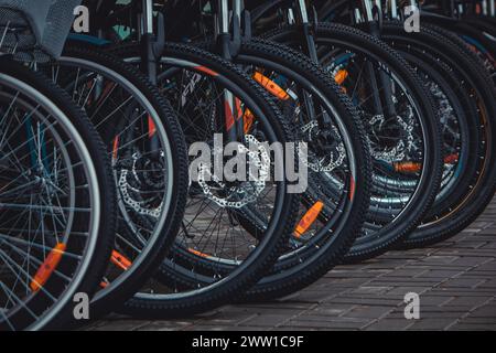 le biciclette si trovano una accanto all'altra con ruote in fila Foto Stock