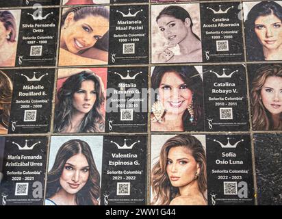Cartagena, Colombia - 25 luglio 2023: Affissioni con foto facciali recenti di Miss Colombia nel corso degli anni Foto Stock