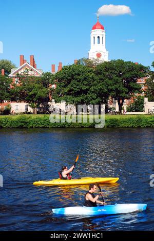 Kayak sul Charles River Pass Dunster House all'Università di Harvard a Cambridge, vicino a Boston Foto Stock