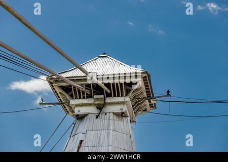 Torre con tenditori del ponte sospeso ovest a Santa Fe de Antioquia, Colombia Foto Stock