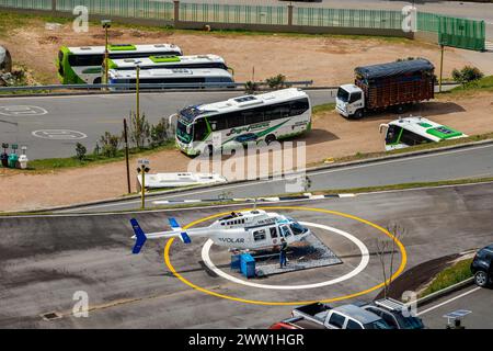 Guatape, Colombia - 16 gennaio 2023: Il tecnico prepara un elicottero per un giro sul bacino idrico di Peñol-Guatape, vicino alla Rocca di Guatape Foto Stock