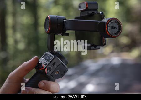 PROSPECT, OREGON/Stati Uniti - AMRCH 19: Primo piano di un gimbal MT2 che bilancia un telefono in un ambiente di foresta naturale. 19 marzo, foresta nazionale in Oregon. Foto Stock