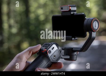 PROSPECT, OREGON/Stati Uniti - AMRCH 19: Primo piano di un gimbal MT2 che bilancia un telefono in un ambiente di foresta naturale. 19 marzo, foresta nazionale in Oregon. Foto Stock