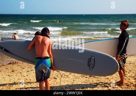 I surfisti si preparano a Ditch Plains Beach, Montauk Foto Stock