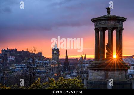 Stewart Monument e vista da Calton Hill nel centro di Edimburgo, Scozia. Foto Stock