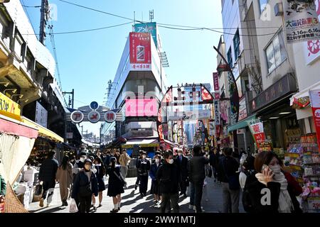 Ingresso nord del mercato Ameyoko (Ameya-Yokochō) vicino alla stazione di Ueno - Taito City, Tokyo, Giappone - 28 febbraio 2024 Foto Stock