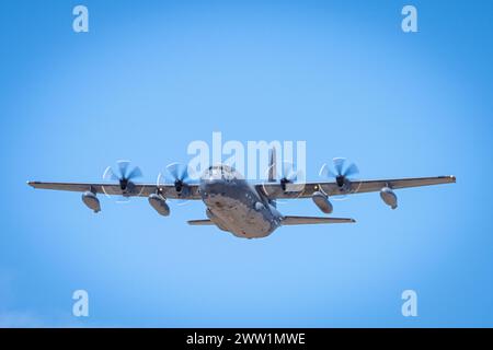 Un MC-130J Commando II della U.S. Air Force assegnato al 193rd Special Operations Squadron, fuori dalla Harrisburg Air National Guard base, Pennsylvania, vola sopra Fort Huachuca, Arizona, durante l'Advanced Tactics Aircrew Course, 13 marzo 2024. Dal 1983 l'Advanced Airlift Tactics Training Center, con sede a St. Joseph, Missouri, ha fornito addestramento tattico avanzato agli equipaggi di mobilità dell'Air National Guard, Air Force Reserve Command, Air Mobility Command, Air Combat Command, Air Force Special Operations Command, United States Marine Corps e 16 nazioni alleate. (U.S. Air Nati Foto Stock