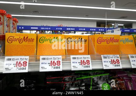 Otsuka calorie Mate Block in diversi gusti su scaffale in un minimarket - Tokyo, Giappone - 28 febbraio 2024 Foto Stock