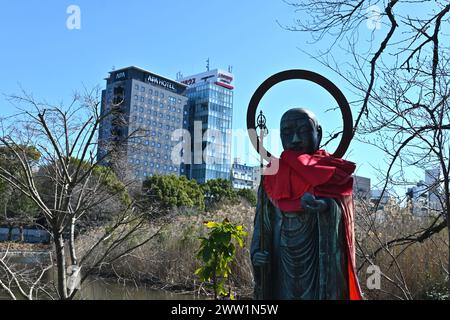 Statua di Jizo (Kṣitigarbha) fuori da Shinobazu-no-ike Bentendo nel Parco di Ueno - Taito, Tokyo, Giappone - 28 febbraio 2024 Foto Stock