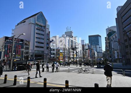 Chuo-dori avenue nel centro di Ueno - Taito City, Tokyo, Giappone - 28 febbraio 2024 Foto Stock