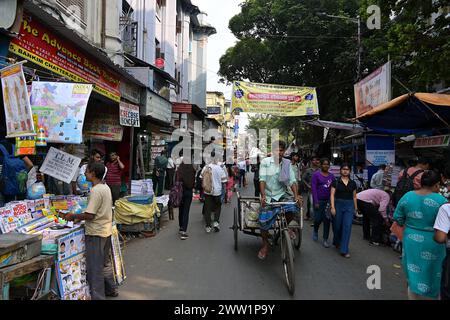 Sabato pomeriggio affollato a Bankim Chatterjee Street, in prossimità di College Street a Kolkata, il più grande mercato di libri usati al mondo Foto Stock