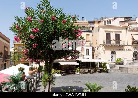Taormina, Italia - 9 agosto 2023: Piccola piazza di Taormina vicino alla piazza principale con ristoranti e bar Foto Stock