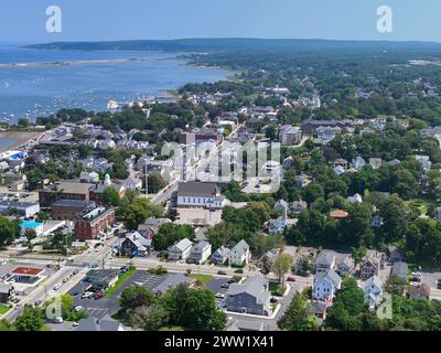 Vista aerea del centro storico di Plymouth su Court Street con Plymouth Harbor sullo sfondo della città di Plymouth, Massachusetts ma, USA. Foto Stock