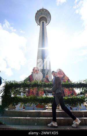 Teheran, Iran. 20 marzo 2024. Un uomo passa davanti alla Torre Milad con decorazioni che celebrano il Nowruz, il capodanno iraniano, a Teheran, Iran, 20 marzo 2024. Crediti: Shadati/Xinhua/Alamy Live News Foto Stock