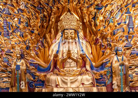 Il Tempio del Buddha d'oro delle mille mani nella roccia di Dazu, Chongqing, Cina Foto Stock