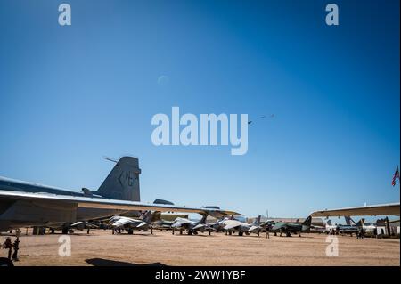 Gli aerei da combattimento sorvolano il Pima Air and Space Museum. Tucson, Arizona. Foto Stock