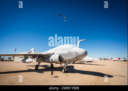 Gli aerei da combattimento sorvolano il Pima Air and Space Museum. Tucson, Arizona. Foto Stock