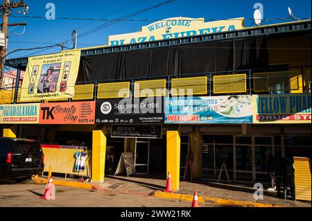 Studi dentistici, farmacie e ottici sulla strada di Los Algodones in Messico, conosciuta localmente come molar City. Foto Stock