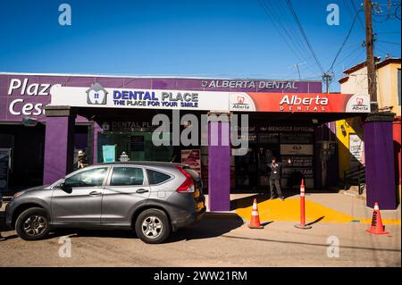 Studi dentistici, farmacie e ottici sulla strada di Los Algodones in Messico, conosciuta localmente come molar City. Foto Stock